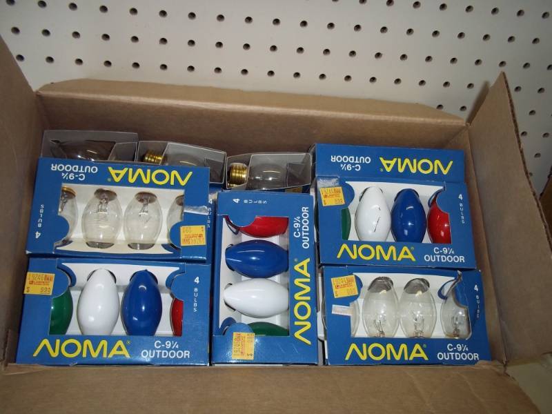 lot 240 image: Box of Christmas light bulbs