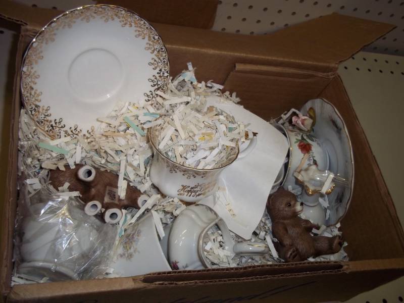 lot 245 image: Dcor plates and Bears