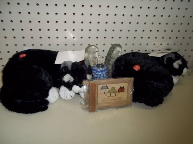 lot 252 image: Purring cats and dcor
