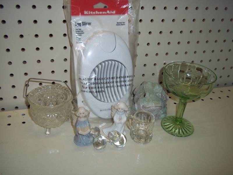 lot 256 image: Glass Dcor and egg slicer