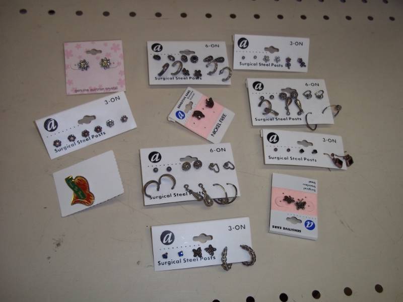 lot 260 image: New Earrings