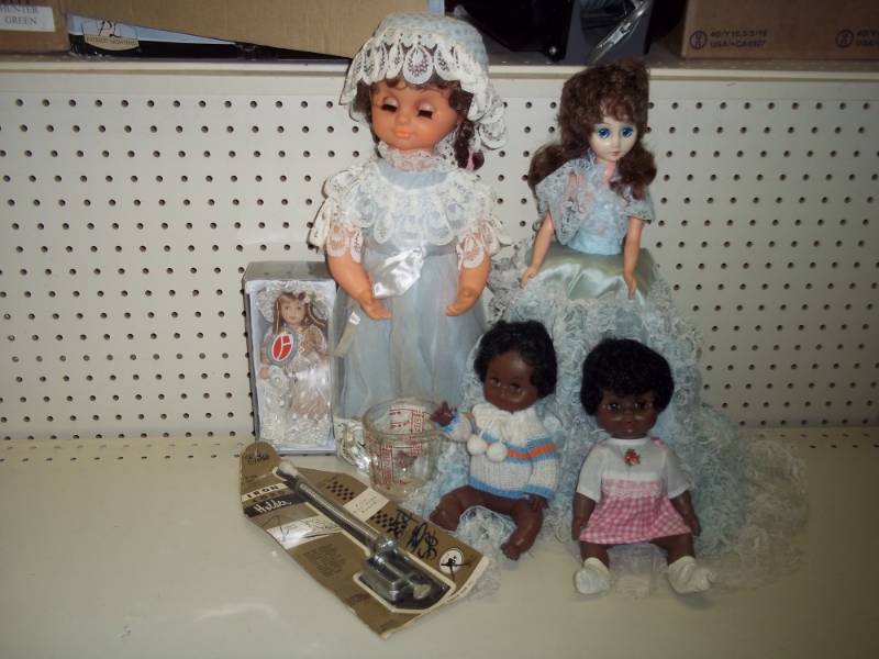 lot 264 image: Assorted Dolls