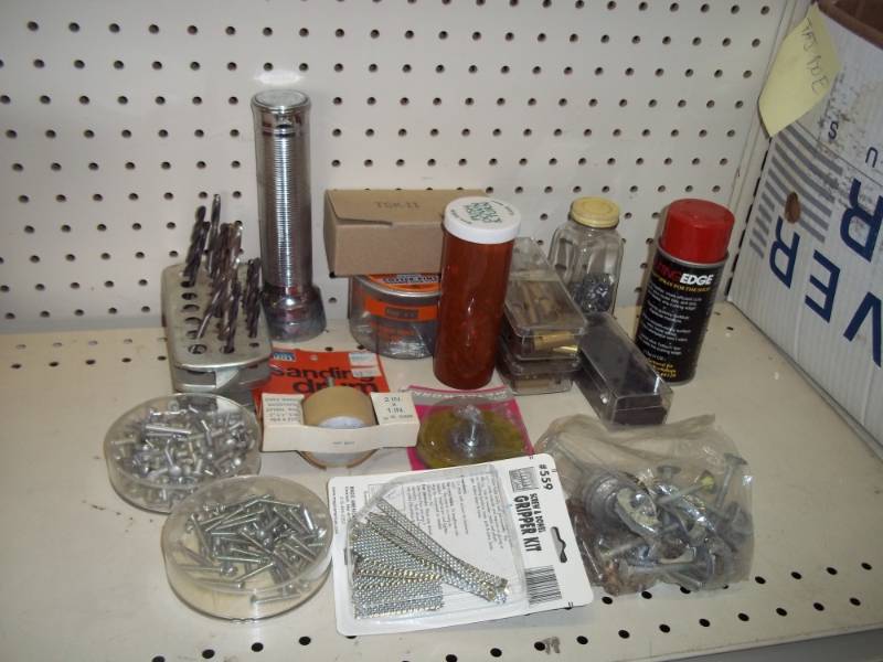 lot 265 image: Screws and drill bits