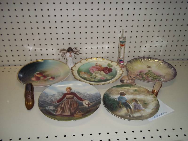 lot 267 image: Dcor Plates and Figurines