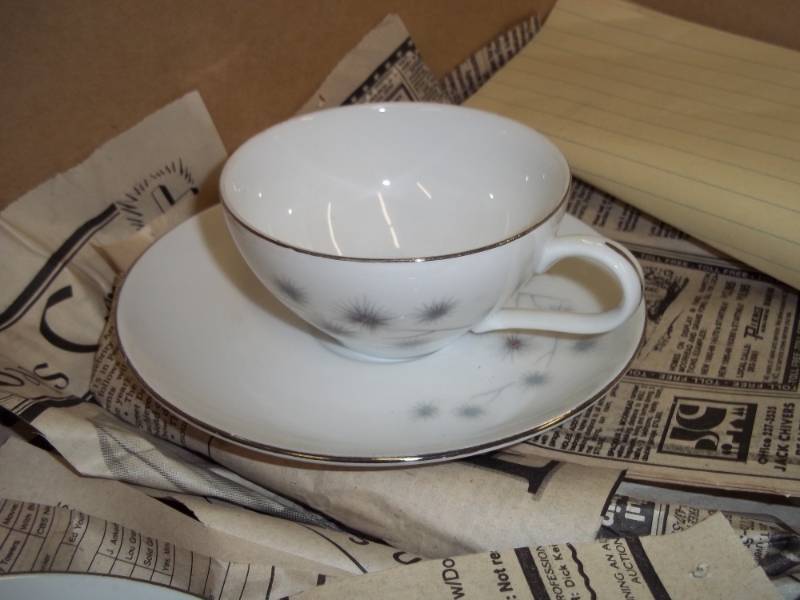lot 271 image: Box of Dishes