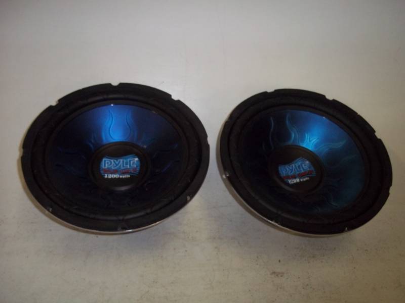lot 304 image: Pair of 1200 watt Speakers