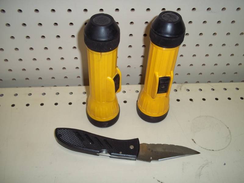 lot 322 image: Flashlights and Knife