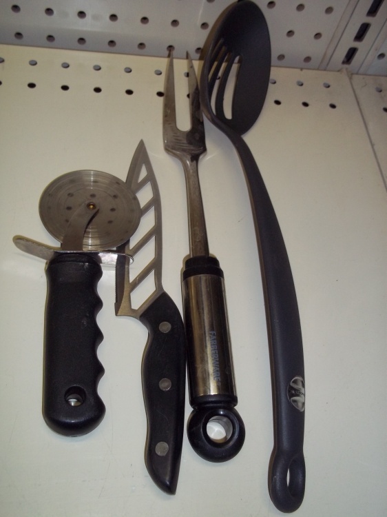 lot 330 image: Kitchen Utensils