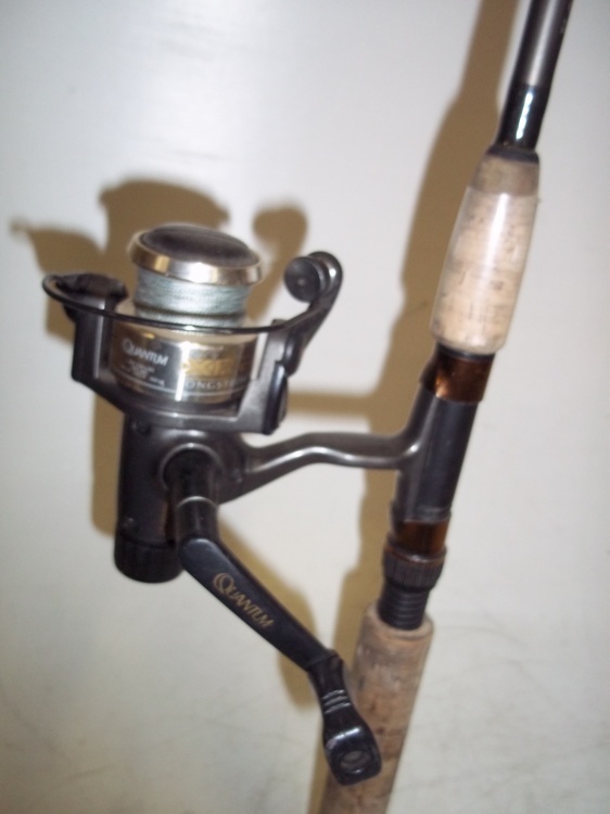 lot 362 image: Fishing Rod & reel 6 ft rod