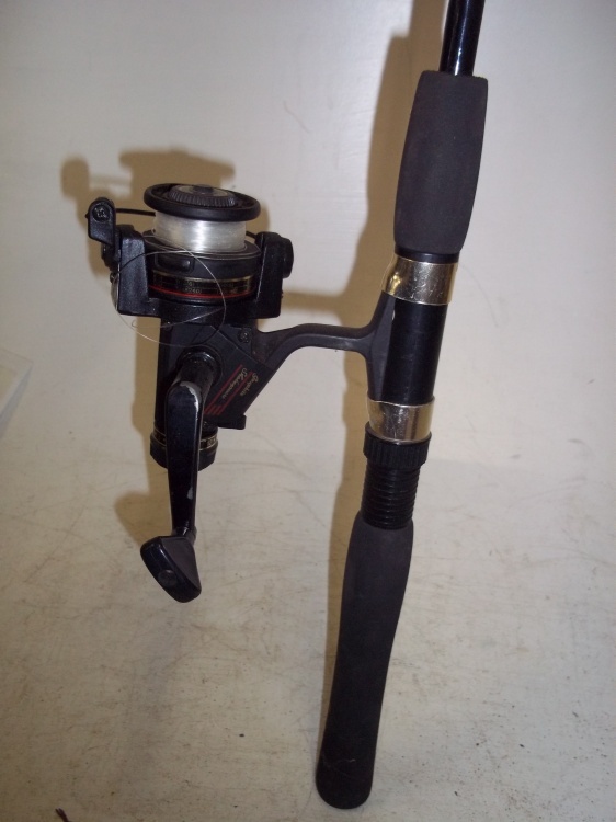 lot 370 image: Fishing Rod & Reel 6 ft