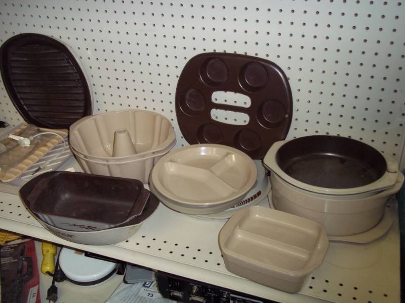 lot 376 image: Microwave Cookware