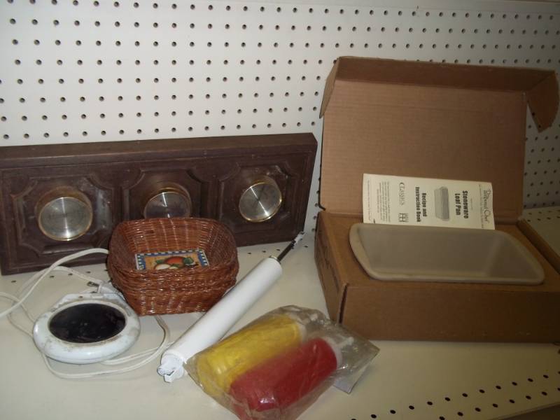 lot 397 image: Pampered Chef Pan, Weather center, baskets
