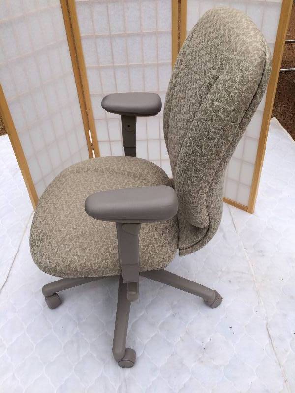 Wow Hon High End Custom Made Extreme Comfort Multi-Adjustible & Functional Ergonomic Using New Technology Paddle Controls Highback Executive Fabric Chair - Retails New $900.00