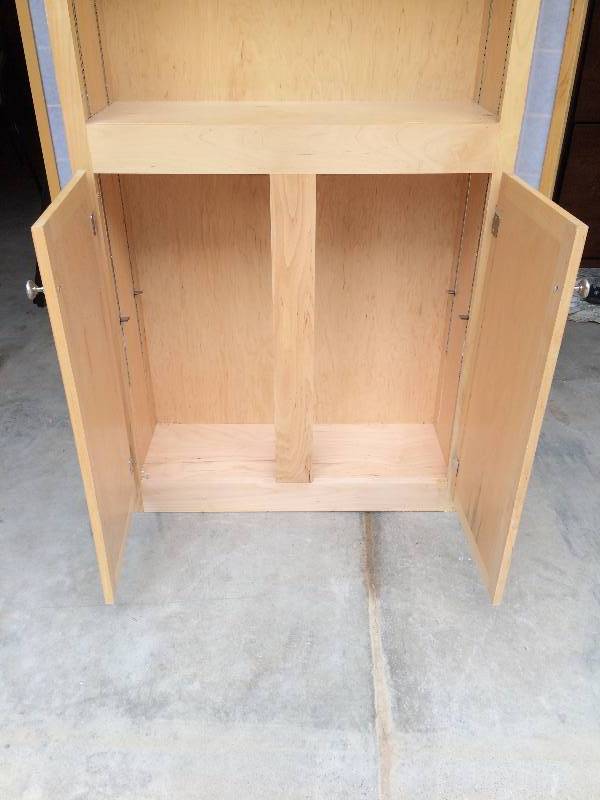 Beautiful Super Condition MAPLE SOLID WOOD Built-In 2 Door (1 Door needs hinge replaced) Storage Cabinet With 3 Shelf Bookcase - All In One Matches Other Furniture In This Auction