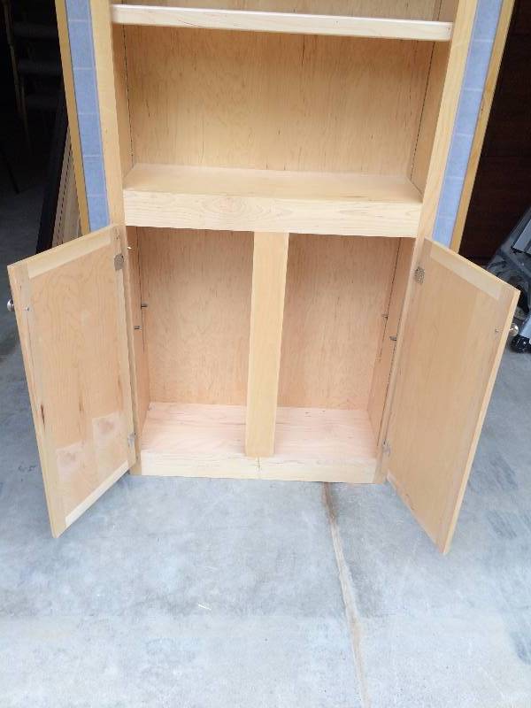 Beautiful Super Condition MAPLE SOLID WOOD Built-In 2 Door Storage Cabinet With 3 Shelf Bookcase - All In One Matches Other Furniture In This Auction