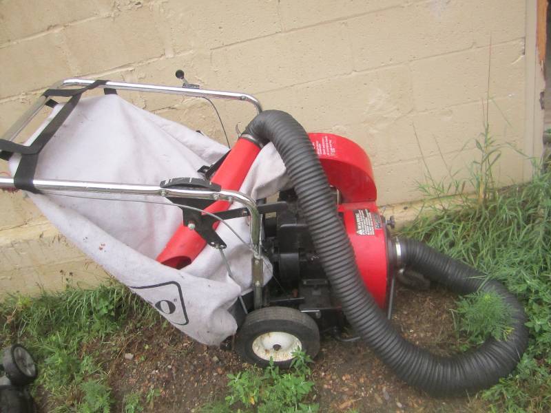 lot 5 image: 5 hp Toro vacuum blower combination...