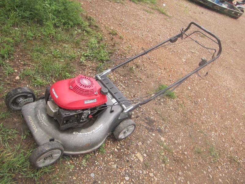 lot 6 image: Honda push mower, bag, mulch, disch...
