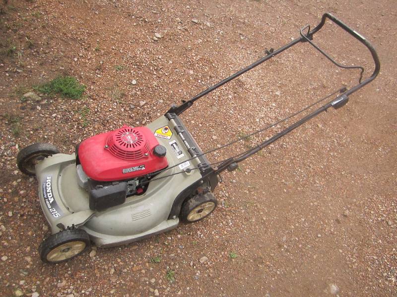 lot 8 image: Honda push mower, starts with start...