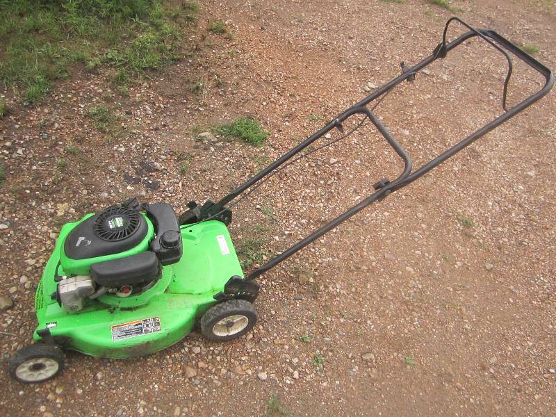 lot 9 image: Lawnboy 4.5 hp push mower, starts w...