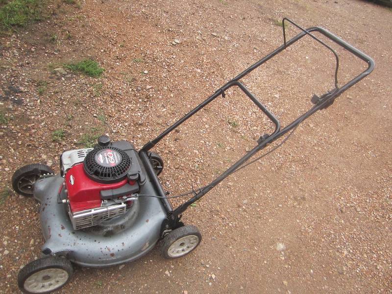 lot 10 image: Push mower with Briggs & Stratton p...
