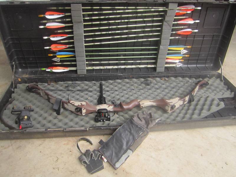 lot 13 image: Crossbow with 14 arrows and accesso...