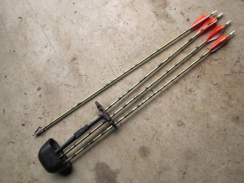 lot 14 image: Quiver with 14 broadhead arrows...