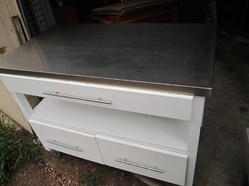 lot 17 image: Metal top table, top is 48 x 26  3...