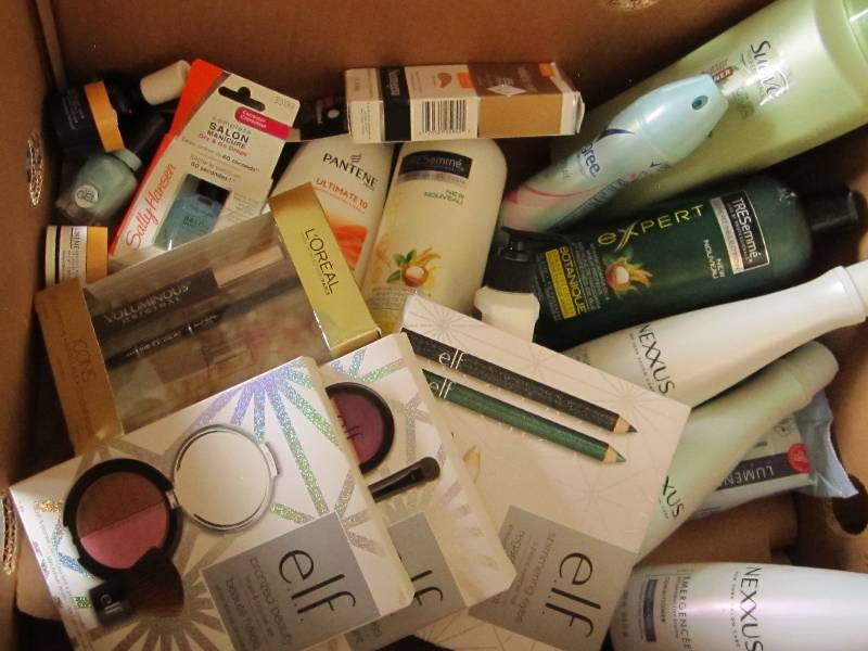lot 60 image: Box of cosmetics and hygene product...