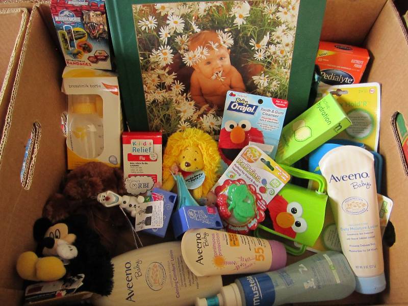 lot 77 image: Box of baby care and products...