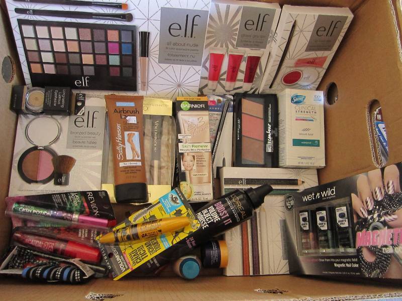 lot 82 image: Box of cosmetics...