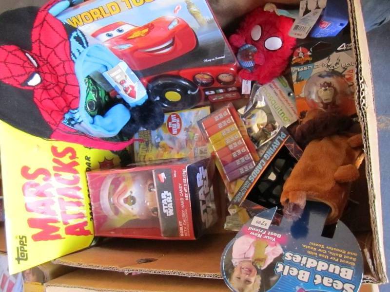 lot 86 image: Box of assorted toys, includes Star...