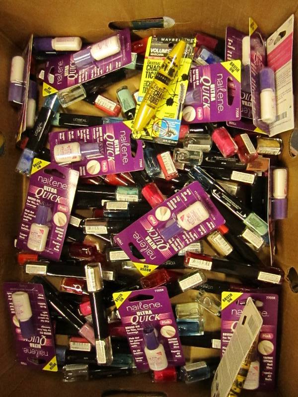 lot 124 image: Lot of cosmetics and health and bea...