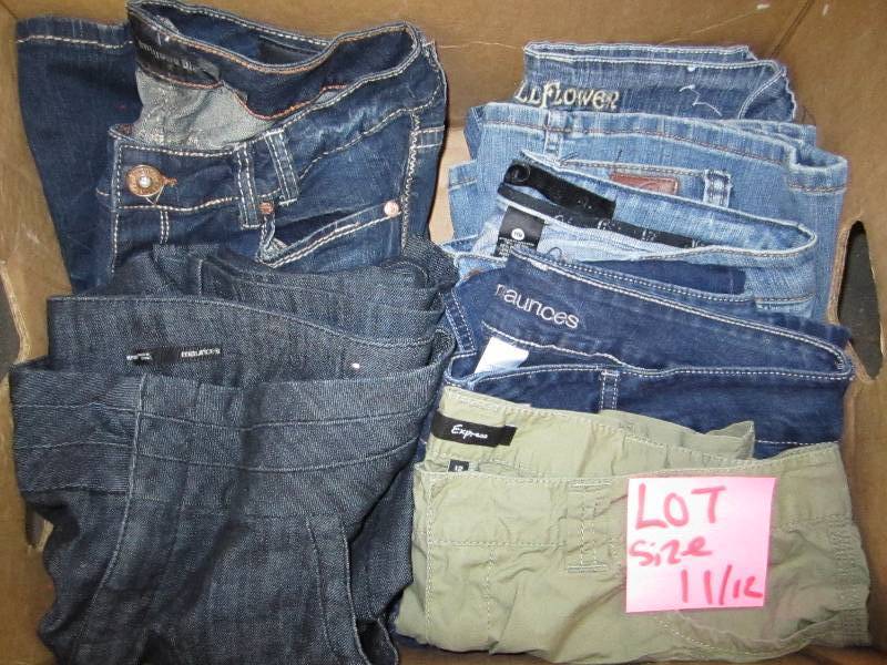 lot 134 image: Lot of size 1112 jeans...