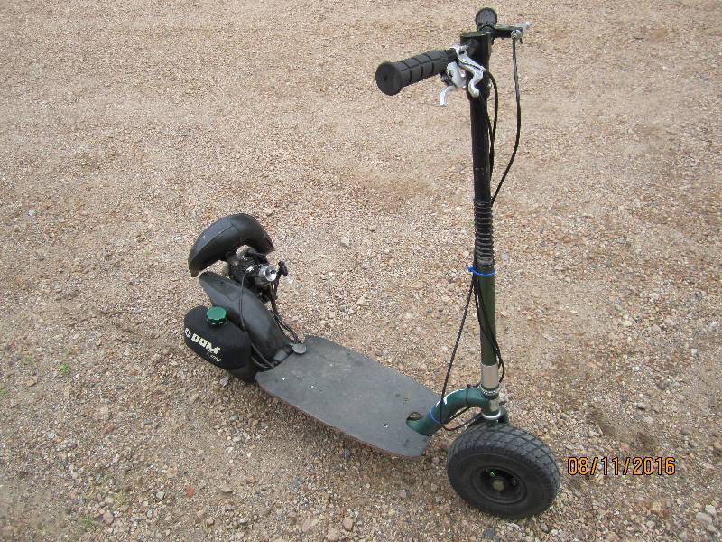 lot 3 image: Gas powered scooter, Komatsu Zenora...