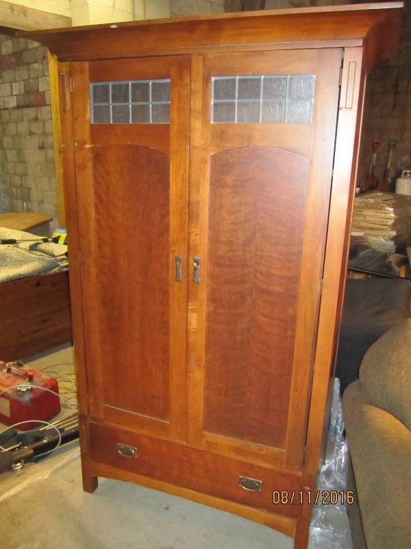 lot 27 image: Nice wood entertainment center, 41...