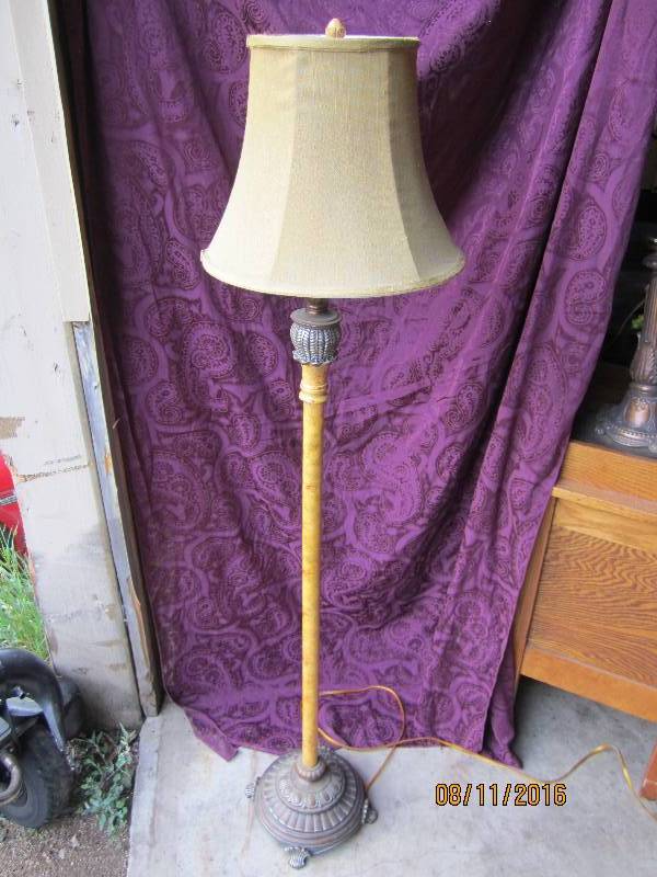 lot 32 image: Very nice decorative lamp...