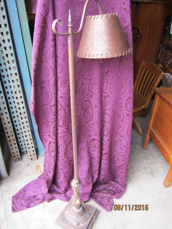 lot 33 image: Very nice decorative lamp...