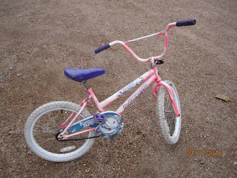 lot 225 image: Girls NEXT bike...