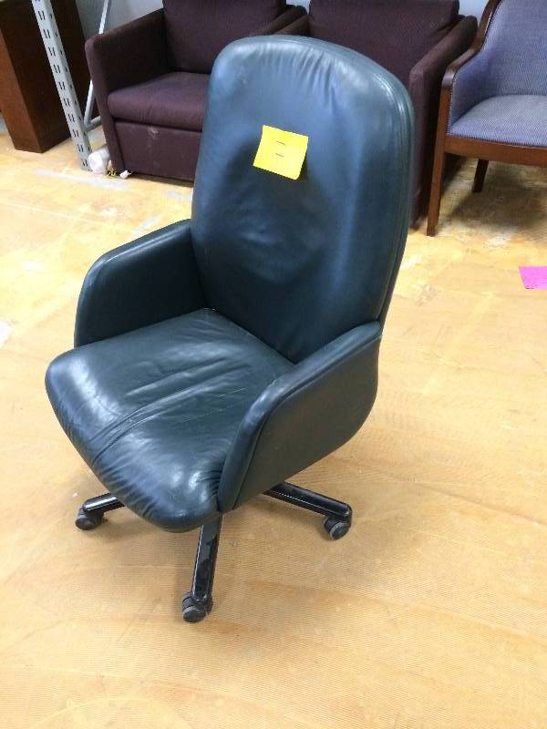 lot 7 image: Office Chair on Wheels