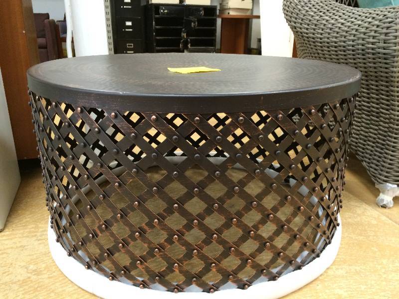 lot 18 image: Patio Drum coffe Table New