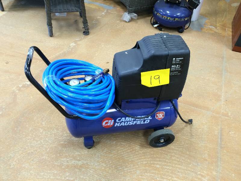lot 19 image: Campbell Hausfeld 8gal Oil Free Air Compressor whit hose in like New working conditions