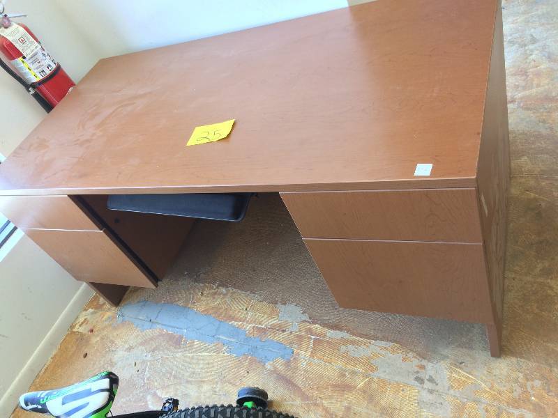 lot 25 image: 4 Drawer Office Desk