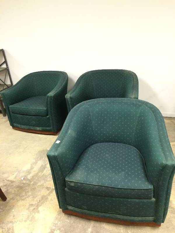 lot 36 image: Set of 3 waiting area chairs