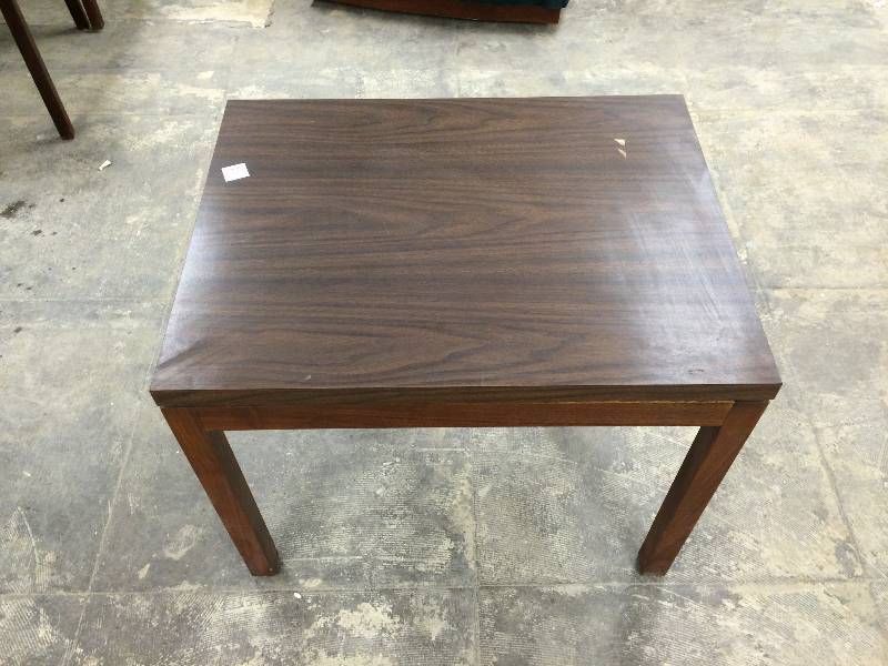 lot 107 image: 30 X 24 X 22 End Table