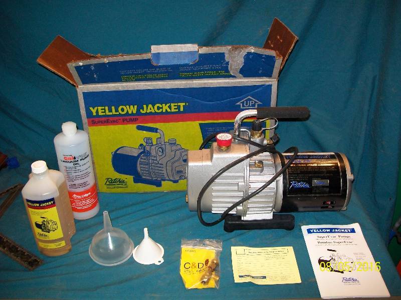 lot 2 image: Ritchie Yellow Jacket 4 CFM 2 Stage SuperEvac Pump Part # 93540 & Apprx 1-34 pints of SuperEvac Oil