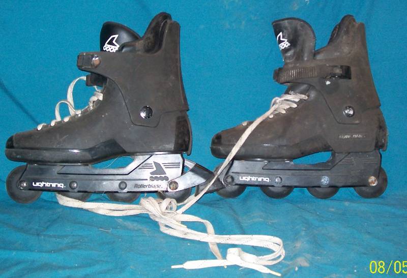 lot 32 image: Men Vintage ROLLERBLADE LIGHTNING IN LINE SKATES. SIZE 12