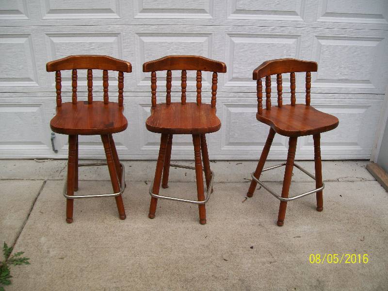 lot 13 image: 3 Wooden Bar Stools with  swivel seat