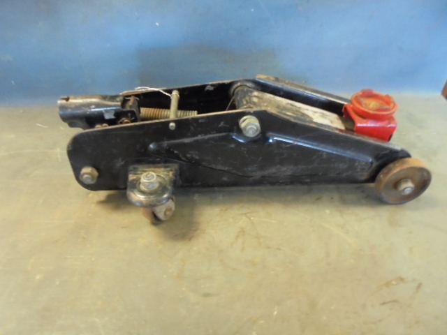 lot 85 image: Floor Jack