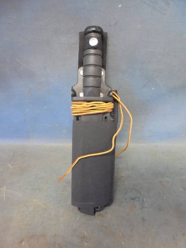 lot 4 image: Knife & Holster