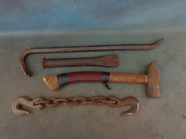 lot 25 image: Multiple Tools and Chain